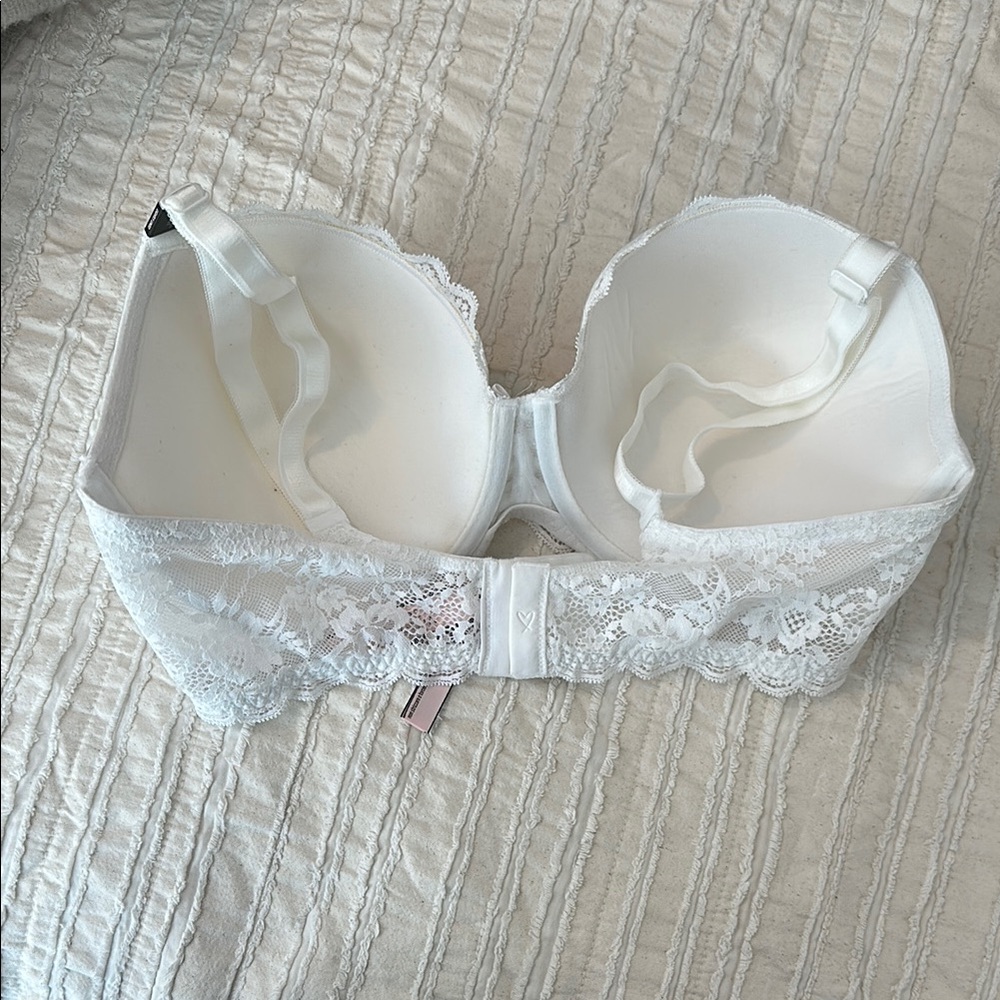 NWT Victoria's Secret White Lace Bra - Picture 2 of 3